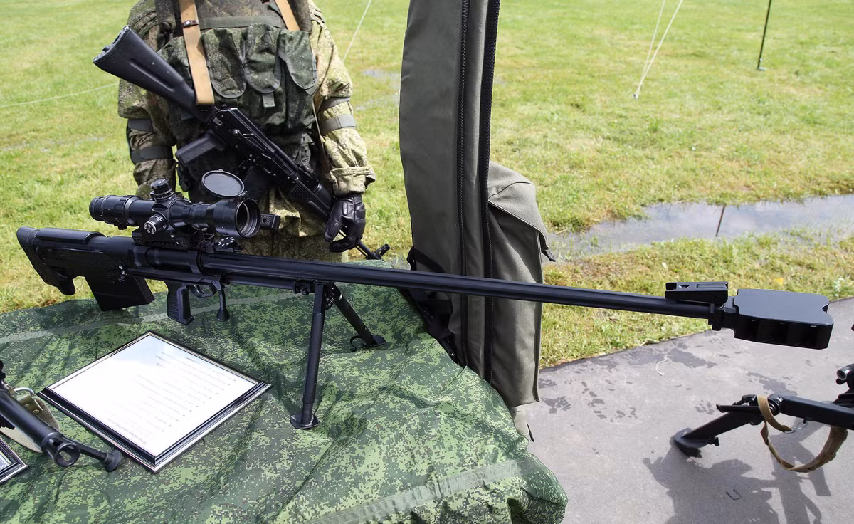 Nòng súng được gắn cố định với buồng đạn, song gần như không tiếp xúc với các bộ phận khác của súng.