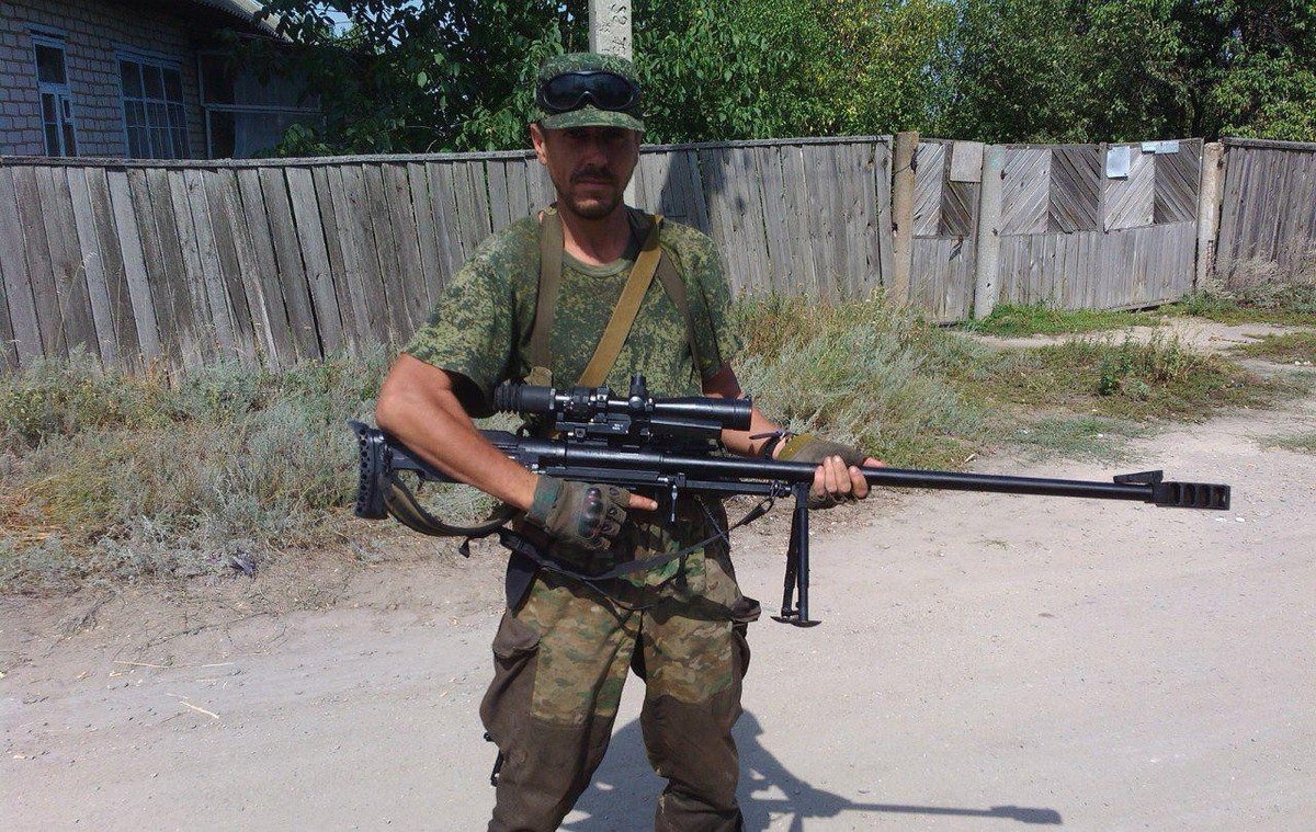 Trong chiến tranh Chechnya, quân đội Nga đã tìm kiếm một mẫu súng trường có thể tiêu diệt hiệu quả lực lượng đối phương từ khoảng cách xa. Một trong những tiêu chí lựa chọn là súng có thể tiêu diệt kẻ thù dù đạn không trúng bất cứ bộ phận hiểm yếu nào trên cơ thể.