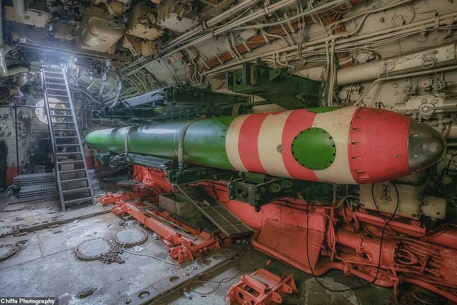 Theo ông H. I Sutton, B-143 mang theo 22 quả ngư lôi hạng nặng. Trong ảnh, các nhiếp ảnh gia tìm thấy một quả ngư lôi khổng lồ