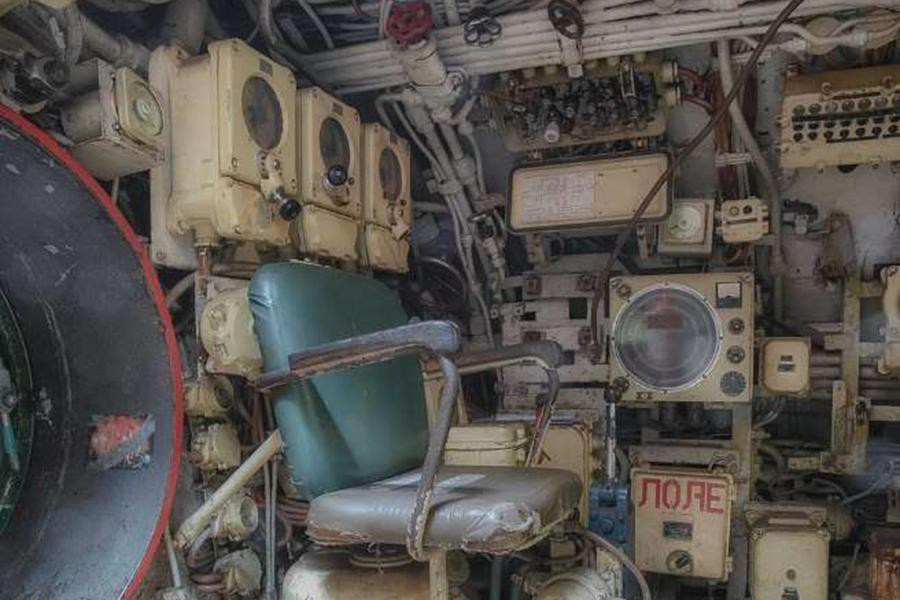 Các nhiếp ảnh gia phải chui qua một lỗ nhỏ để lên tàu nhưng họ không thể cưỡng lại sự cám dỗ để tận mắt chứng kiến cảnh bên trong của chiếc tàu ngầm.