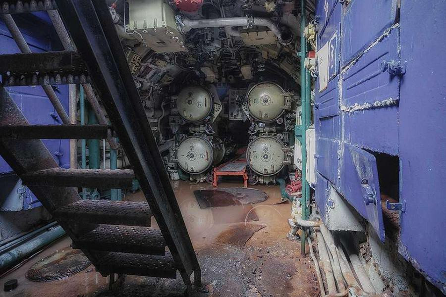 Đuôi tàu có 4 ống phóng ngư lôi, nâng tổng số lên 10. Trong một so sánh, tàu ngầm lớp Trafalgar của Hải quân Hoàng gia Anh cùng thời đại có tổng cộng 5 ống phóng ngư lôi.