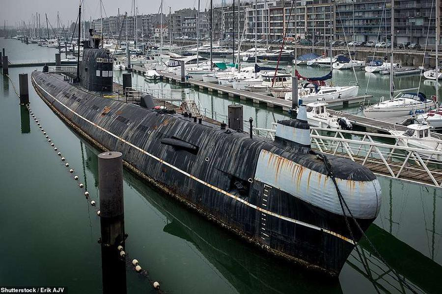 Hình dáng bên ngoài của tàu ngầm lớp Foxtrot số thân B-143, được chụp vào năm 2016 khi trưng bày tại công viên giải trí hàng hải Seafront Zeebrugge, nước Bỉ.