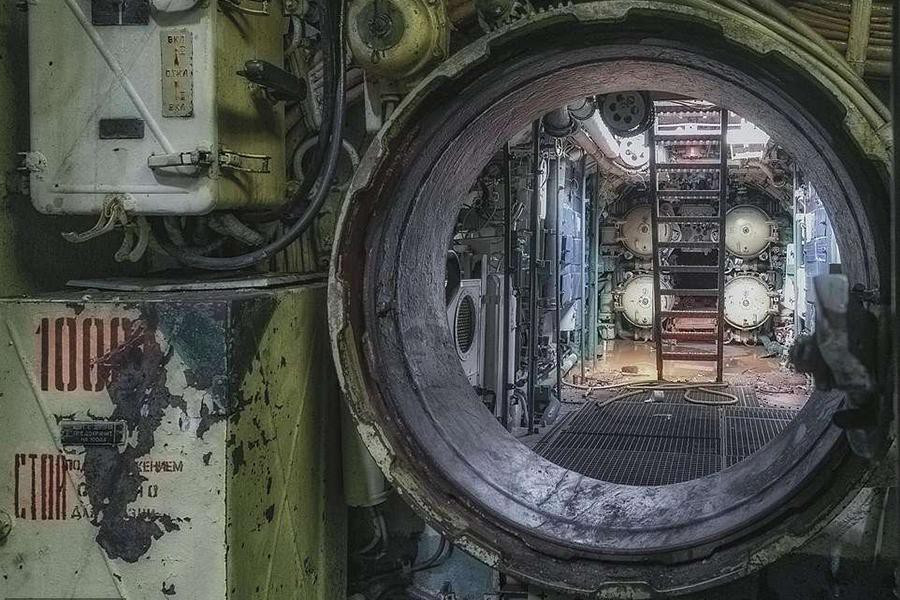 Việc chụp được ảnh bên trong con tàu rất khó khăn. “Chúng tôi cố gắng giữ chân máy ảnh một tay, tay kia giữ đèn. Một số ngăn ánh sáng yếu nhưng có nhiều chỗ hoàn toàn tối tăm”, nhiếp ảnh gia Olga kể