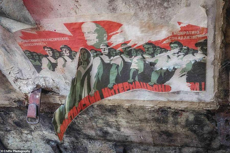 Chuyên gia H.I Sutton cho biết, cho đến nay không có tàu ngầm Foxtrot nào còn hoạt động ở bất kỳ đâu trên thế giới. Trong ảnh là một tấm áp phích tuyên truyền mà họ tìm thấy trên boong