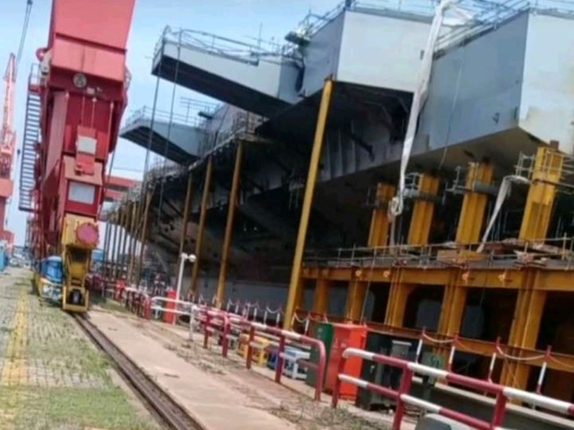 Nhiều hình ảnh về quá trình thi công của tàu sân bay này cũng đã bị rò rỉ trên mạng xã hội Trung Quốc.