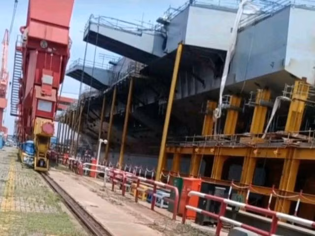 Nhiều hình ảnh về quá trình thi công của tàu sân bay này cũng đã bị rò rỉ trên mạng xã hội Trung Quốc.