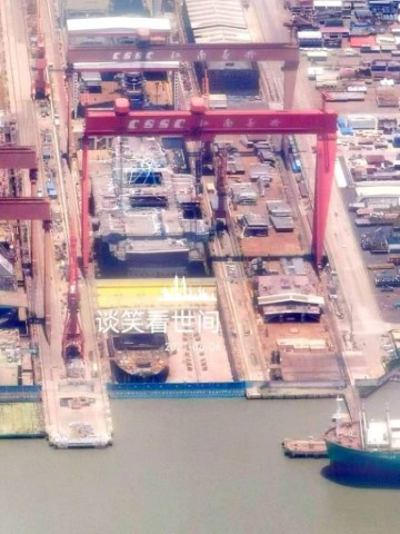 Theo đó, tàu được đóng theo công nghệ mô-đun, từng mô-đun của tàu được thi công trên ụ nổi, và kéo lần lượt được kéo vào vị trí.