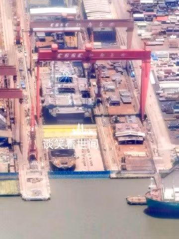 Theo đó, tàu được đóng theo công nghệ mô-đun, từng mô-đun của tàu được thi công trên ụ nổi, và kéo lần lượt được kéo vào vị trí.