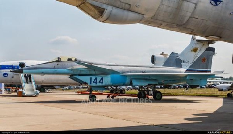 Sở dĩ Nga lạnh nhạt với MiG-144 là do vào thời điểm đó ngân sách hạn hẹp không cho phép họ đồng thời thực hiện 2 chương trình máy bay tàng hình đầy tốn kém.