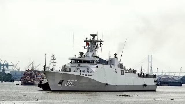 Với điều kiện địa lý của Indonesia hiện tại, việc tăng cường trang bị các tàu tuần tra nhanh và tàu đổ bộ, thậm chí còn quan trọng hơn nhiều việc đưa vào trang bị tàu sân bay hay khu trục hạm.