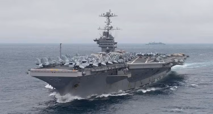 Với thủy thủ đoàn 5.000 người, USS Theodore Roosevelt được ví như một "thành phố nổi" trên đại dương. Con tàu có một bưu điện với mã định danh riêng, cho phép thủy thủ gửi và nhận thư từ gia đình. Trên tàu không có wifi hay sóng điện thoại di động, mỗi thủy thủ chỉ được truy cập Internet trên các máy tính chung, thời gian sử dụng phụ thuộc vào cấp bậc và chức vụ.