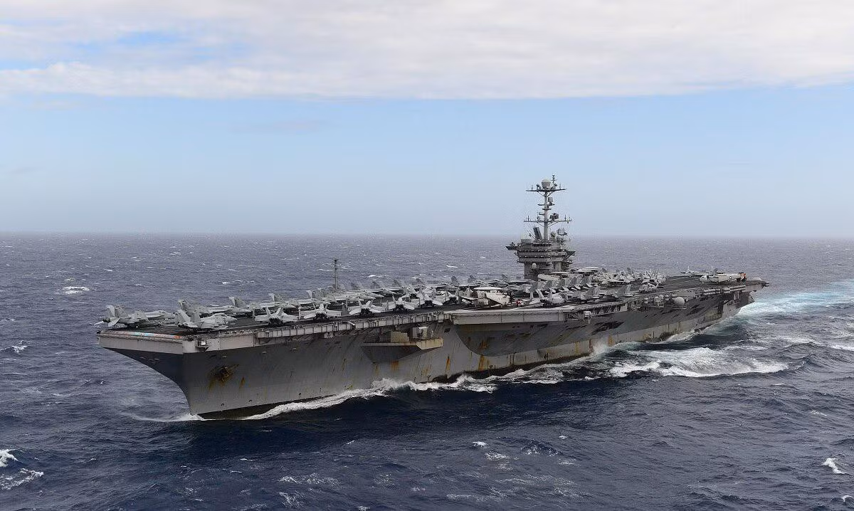 Siêu tàu sân bay lớp Nimitz có chiều dài khoảng 333 m, rộng 77 m và lượng giãn nước đầy tải khoảng 100.000 tấn, là một trong những chiến hạm lớn nhất trong lịch sử hải quân Mỹ.