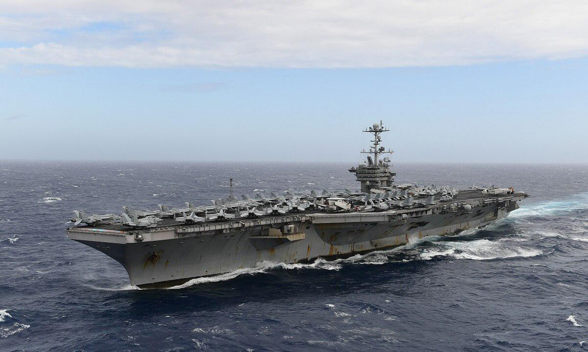 Siêu tàu sân bay lớp Nimitz có chiều dài khoảng 333 m, rộng 77 m và lượng giãn nước đầy tải khoảng 100.000 tấn, là một trong những chiến hạm lớn nhất trong lịch sử hải quân Mỹ.