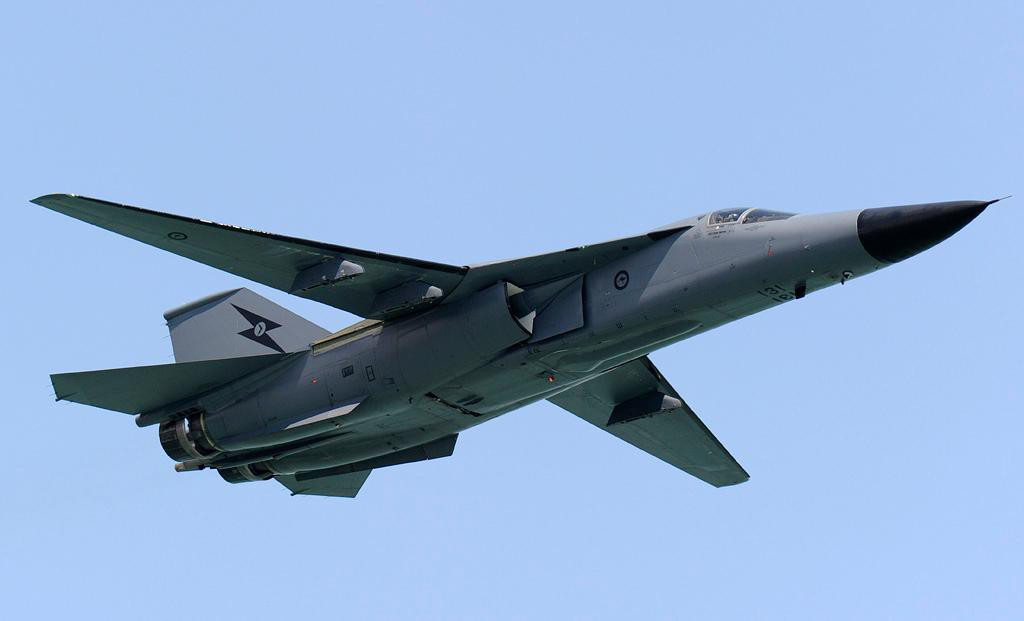 Máy bay F-111 được lắp đặt hai động cơ TF30 có công suất cao nhưng lại tiết kiệm nhiên liệu. Thân máy bay có tải trọng lớn, có thể mang theo 14 tấn bom và đủ nhiên liệu để có thể bay một quãng đường tối đa 5.600 km.