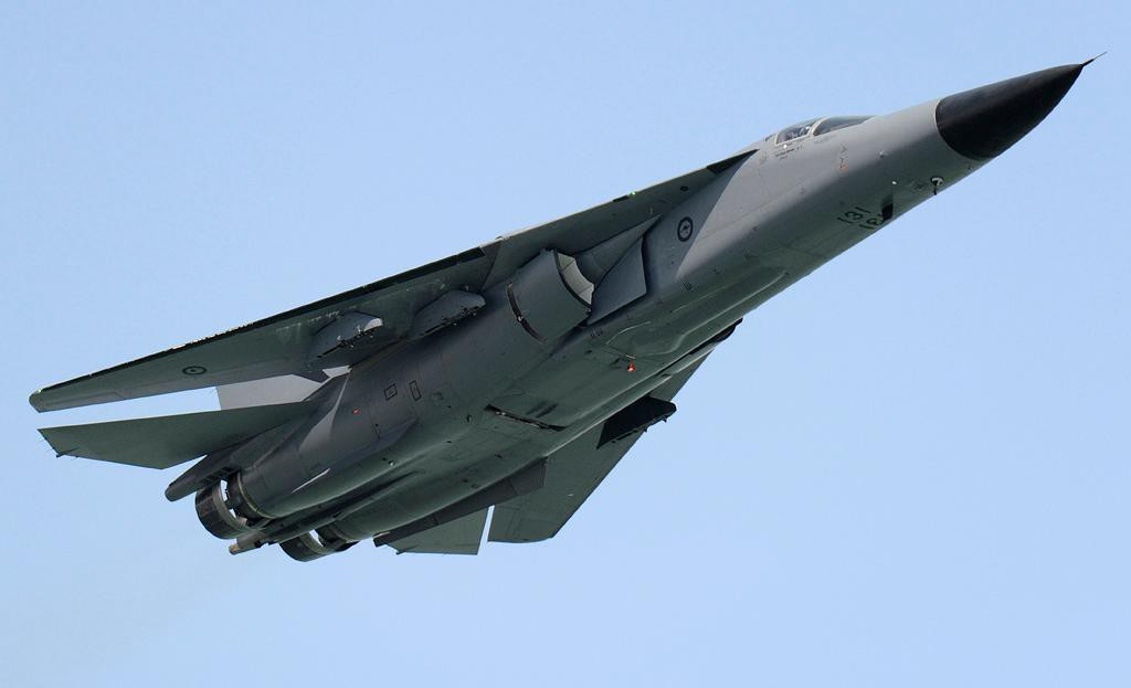 Một trong những thách thức mà các nhà thiết kế phải đối mặt khi chế tạo F-111 đó là họ cần một loại phi cơ có thể bay ở tốc độ rất cao nhưng cũng cất cánh và hạ cánh được trên một đường băng ngắn.