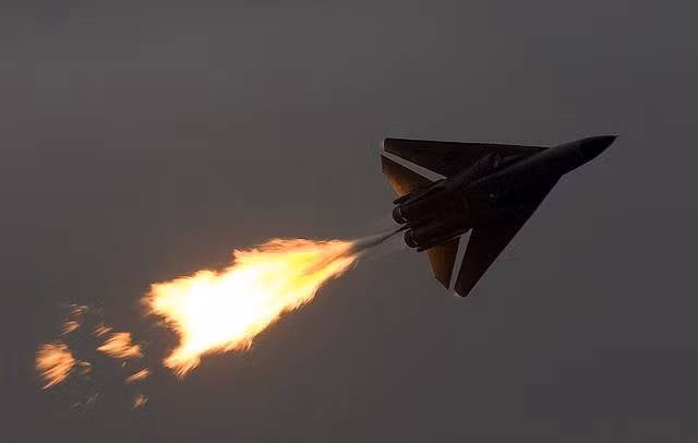 F-111 không có được khởi đầu thuận lợi khi được đưa vào sử dụng. Sau khi một phi đội gồm 6 chiếc F-111 được triển khai ở Việt Nam vào năm 1968, 3 trong số đó đã bị đâm sau 55 lần cấp cánh do lỗi kỹ thuật của cánh máy bay. Không quân Mỹ buộc phải ngừng sử dụng F-111 và mất 100 triệu USD để sửa chữa.