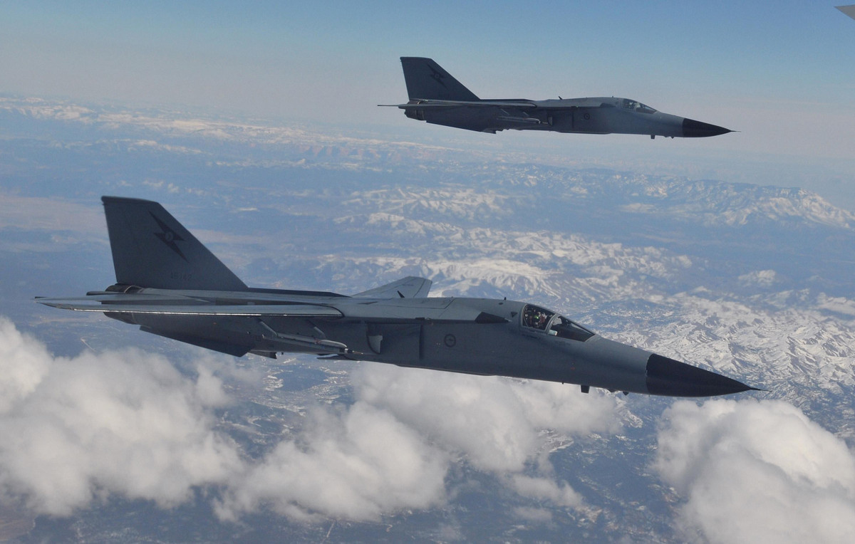 Do đó họ đề ra một ý tưởng mới, đó là chế tạo một loại máy bay ném bom có thể đạt tốc độ siêu thanh bay thấp, tránh tầm hoạt động của radar. Cùng lúc đó, hải quân Mỹ cũng đang cần một loại máy bay đánh chặn được trang bị tên lửa không đối không để tiêu diệt oanh tạc cơ Liên Xô từ xa.