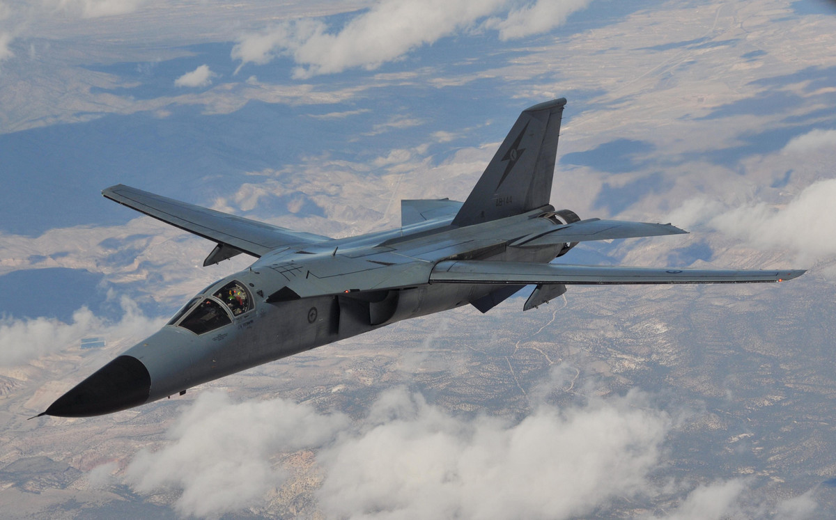 Nhưng phiên bản F-111B thiết kế cho tàu sân bay lại không thành công khi nó không thể đạt tốc độ vượt quá Mach 1 sau nhiều lần hiệu chỉnh. Sau đó phiên bản này đã bị hủy bỏ.