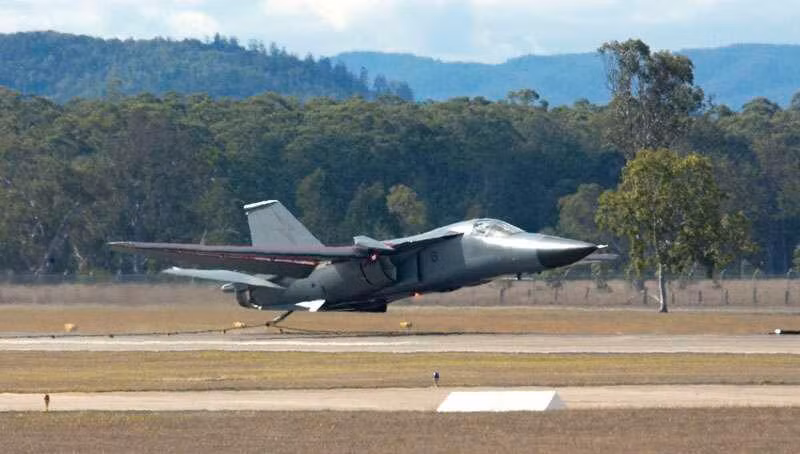 Để có thể cất cánh đường băng ngắn, máy bay sẽ được thiết kế cánh đặc biệt, xòe ra khi cất cánh để cất cánh đường băng ngắn, và khi bay ở độ cao thấp, khi cần tăng tốc hoặc bay ở độ cao lớn, chúng sẽ cụp cánh lại.