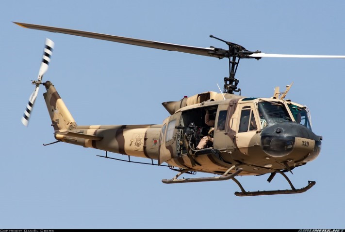 Ngoài ra, còn có các trực thăng Bell UH-1 được quân đội Afghanistan sử dụng với số lượng khoảng 10 chiếc, dành riêng cho các nhiệm vụ đặc biệt, yểm trợ đường không hoặc đổ bộ.