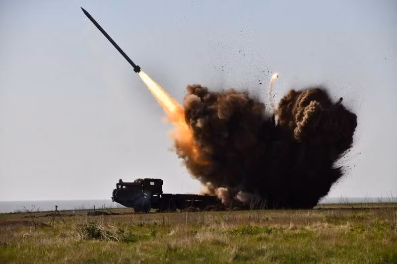 Tuy nhiên khả năng trên vẫn không thể bỏ qua, bởi thực tế trong cuộc giao tranh lần đầu vào năm 2014 đã ghi nhận có sự hiện diện của cả xe tăng T-72B3 hay tổ hợp tên lửa chống tăng Hermes - những vũ khí đặc trưng của Nga tại chiến trường miền Đông Ukraine.