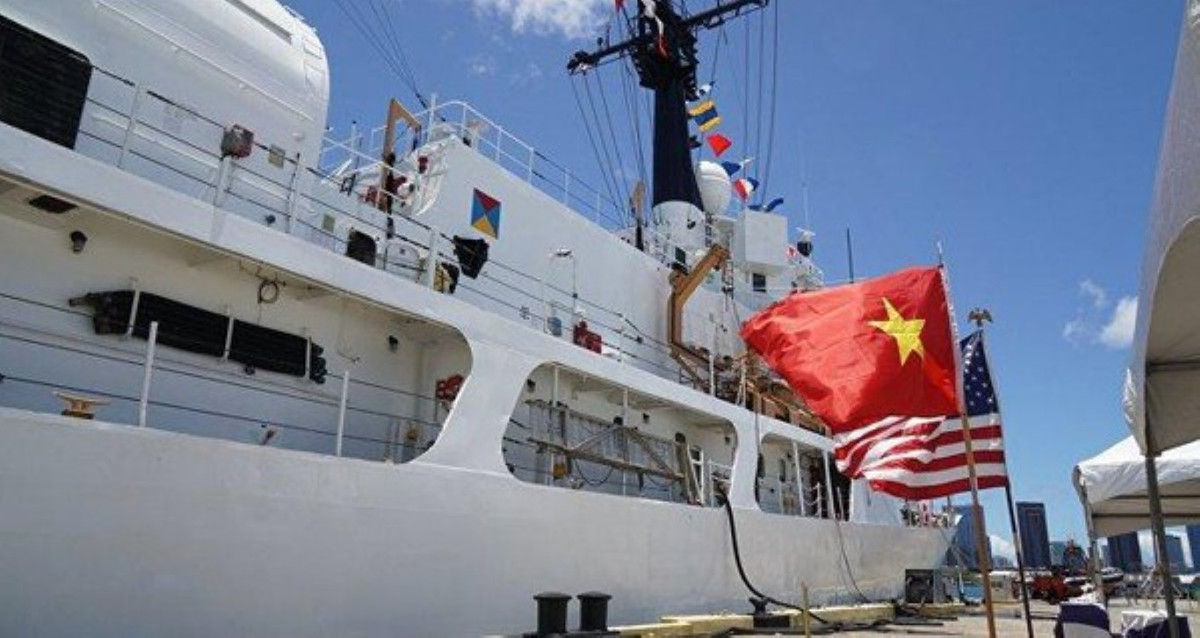 Biên chế đầy đủ của tàu bao gồm 184 người, trong đó có 160 thủy thủ đoàn và 24 sĩ quan chỉ huy.