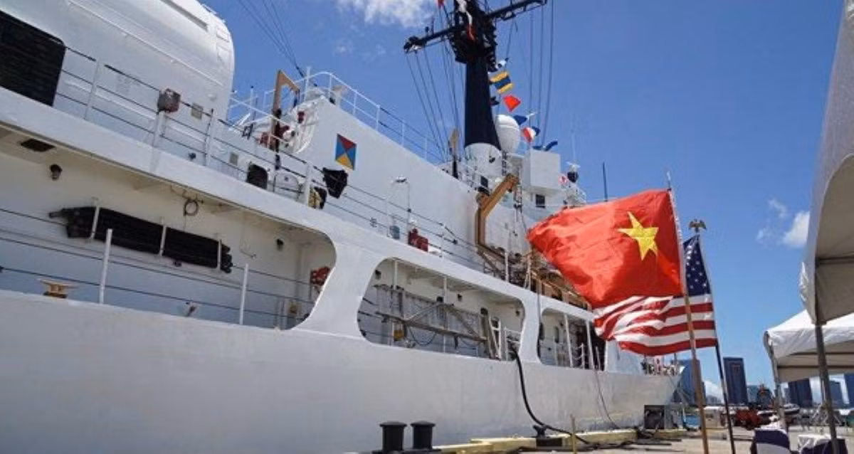 Biên chế đầy đủ của tàu bao gồm 184 người, trong đó có 160 thủy thủ đoàn và 24 sĩ quan chỉ huy.