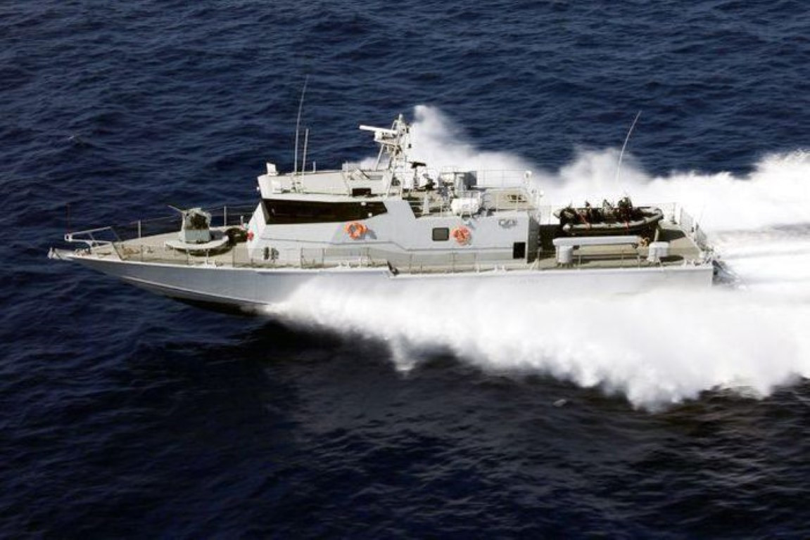 Dù có giãn nước tối đa chỉ 72 tấn, con tàu này vẫn được trang bị vũ khí khá đầy đủ, bao gồm 1 khẩu pháo 25mm, 1 khẩu pháo 20mm cùng 2 khẩu súng máy cỡ nòng 12,7mm.