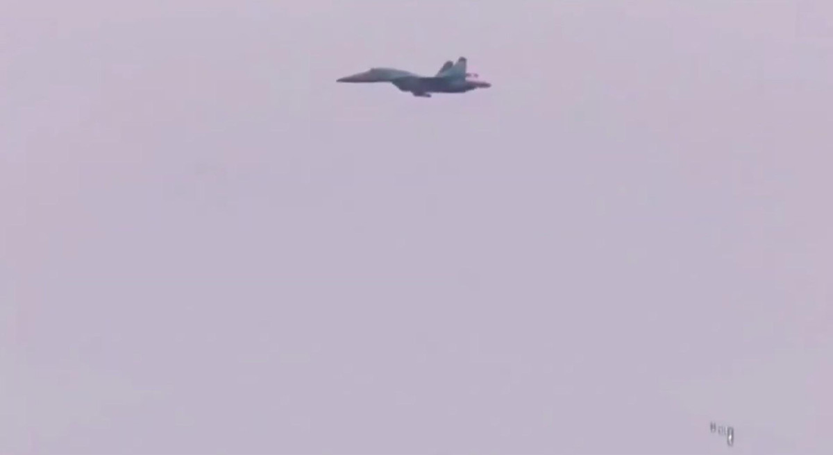 Đài quan sát Nhân quyền Syria có trụ sở tại Anh cho biết, các cuộc không kích đã phá hủy nhiều tòa nhà được dùng làm căn cứ, quét sạch ít nhất một kho đạn lớn của tổ chức Hay'at Tahrir al-Sham (HTS) thuộc al-Qaeda.