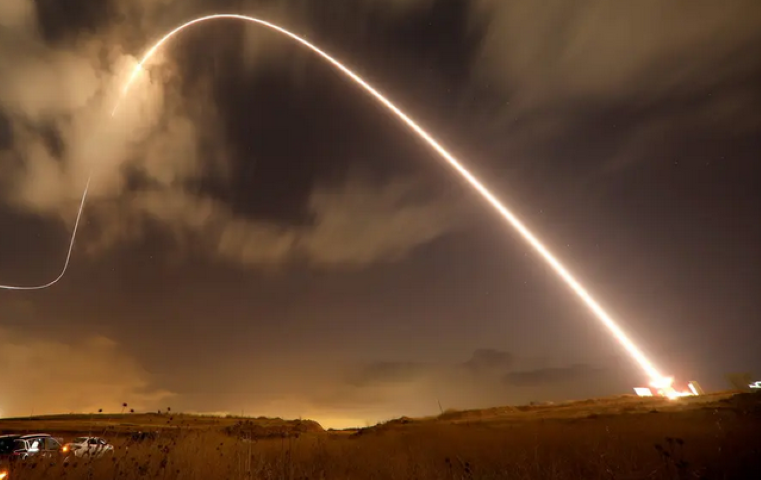 Thực tế, tổ hợp Iron Dome hay Vòm Sắt của Israel, dùng phương thức nổ mảnh để đánh chặn tên lửa, rocket của đối phương. Theo lý thuyết, các mảnh vỡ của quả đạn Iron Dome, có thể văng xa nhiều chục mét quanh bán kính nổ.