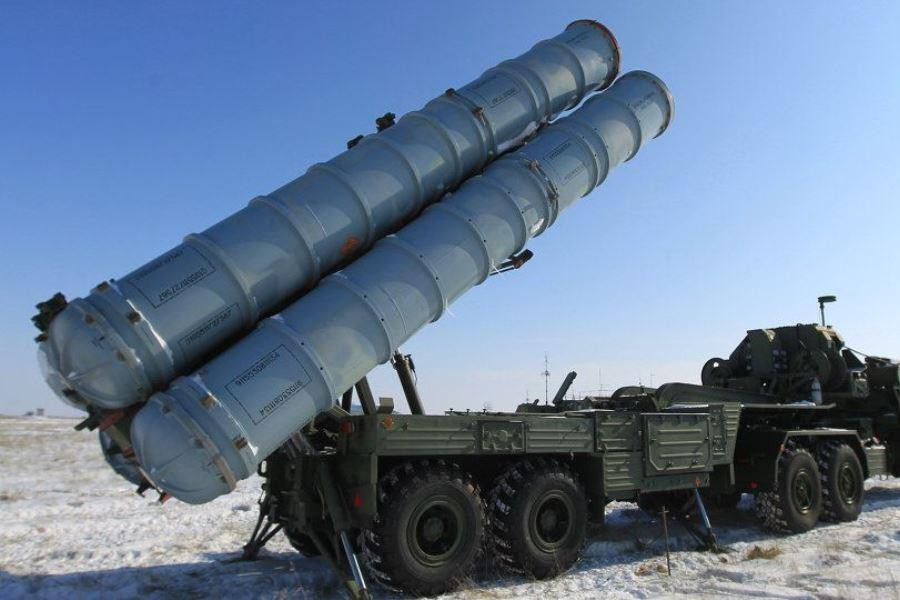 "Chúng tôi đang tiếp tục công việc trước khi ký hợp đồng với Nga để trang bị cho các sư đoàn của lực lượng tên lửa phòng không các tổ hợp tên lửa S-400 và Pantsir-S mới", Tư lệnh Lực lượng Phòng không-Không quân của Belarus, Thiếu tướng Igor Golub, thông báo cho biết.