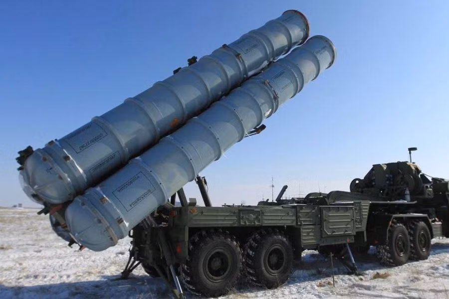 "Chúng tôi đang tiếp tục công việc trước khi ký hợp đồng với Nga để trang bị cho các sư đoàn của lực lượng tên lửa phòng không các tổ hợp tên lửa S-400 và Pantsir-S mới", Tư lệnh Lực lượng Phòng không-Không quân của Belarus, Thiếu tướng Igor Golub, thông báo cho biết.