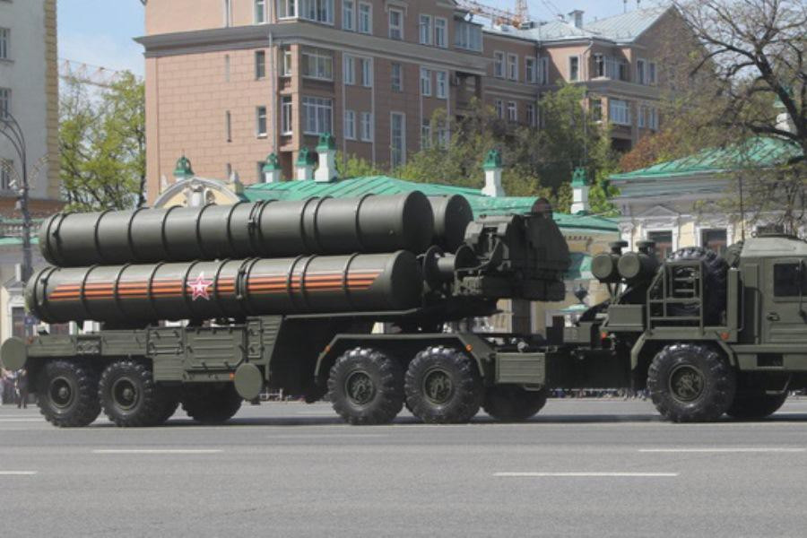 S-400 được tích hợp radar đa chức năng chống nhiễu, hệ thống phát hiện và ngắm bắn tự động, tên lửa phòng không, bệ phóng và trung tâm chỉ huy - điều khiển.