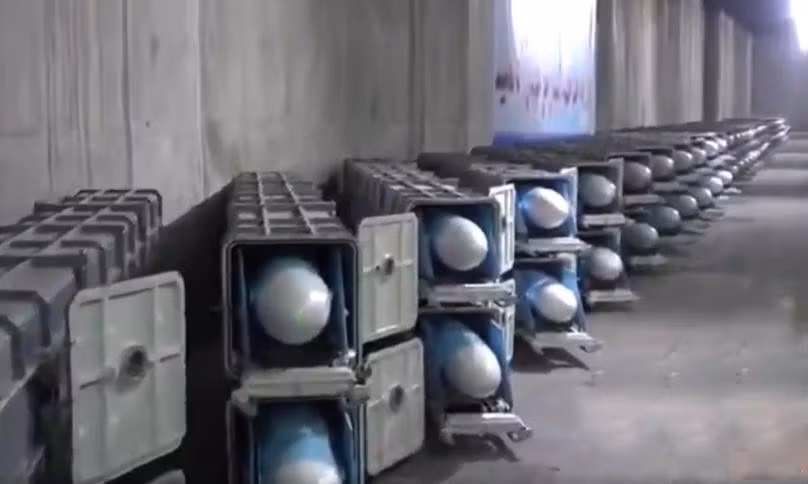 Video được lực lượng Vệ binh Cách mạng Hồi giáo Iran (IRGC) công bố ngày 15/3, cho thấy bên trong "thành phố tên lửa" mới nhất của lực lượng này, song không tiết lộ địa điểm cụ thể. Căn cứ ngầm được trang bị nhiều loại tên lửa đạn đạo và hành trình có tầm bắn khác nhau.