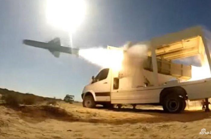 C-802 là tên lửa có tốc độ cận âm, trọng lượng 715 kg, trang bị đầu tự dẫn radar chủ động và đầu tác chiến nặng 165 kg.