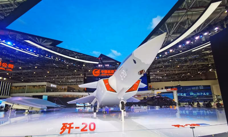 Chiếc máy bay chiến đấu tàng hình hạng nặng nói trên được nhà sản xuất Trung Quốc khẳng định là thuộc thế hệ thứ năm, tuy nhiên không phải tất cả chuyên gia nước ngoài đều sẵn sàng công nhận J-20 thỏa mãn mọi yếu tố.