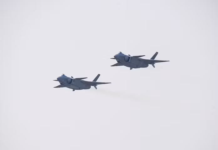 Trước thực tế trên, rất có thể trong tương lai không xa, Trung Quốc sẽ đặt mua một lô nhỏ Su-57 Felon từ Nga để làm mẫu đối chứng công nghệ, qua đó hoàn thiện thêm tiêm kích nội địa của mình.