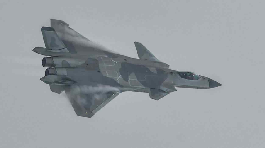 Ngoài yếu tố diện tích phản xạ radar cao, đánh giá chuyến bay trình diễn của tiêm kích tàng hình J-20 tại Triển lãm Hàng không quốc tế Chu Hải, giới quan sát cho rằng rất dễ nhận thấy tiêm kích Trung Quốc "bị thiếu động lực".