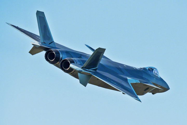 Trước thực tế trên, nhiều ý kiến cho rằng mặc dù chiến đấu cơ J-20 đã chính thức vào biên chế tác chiến của Không quân Trung Quốc, tuy nhiên nó vẫn chưa thực sự hoàn thiện tính năng và cần nhiều thời gian nữa để đạt được mọi thông số thiết kế.