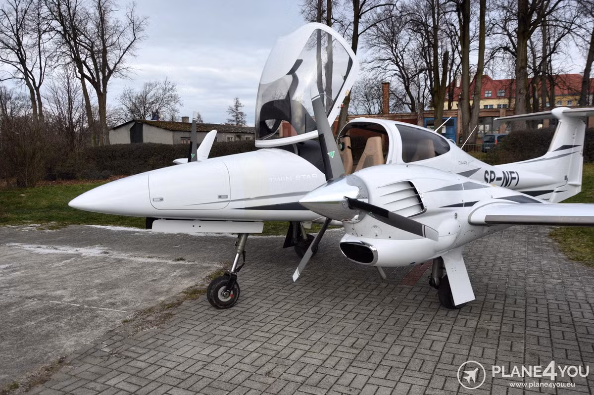 Nhờ khối quang điện dưới mũi mà chiếc DA42B có thể mang theo tên lửa chống tăng Ataka trong những phi vụ tấn công, tuy nhiên không biết nó có truyền được hình ảnh về sở chỉ huy theo thời gian thực hay không?