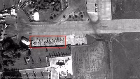 Đây là chiếc Diamond DA42 Twin Star - loại máy bay hạng nhẹ được sản xuất tại Áo, sự chú ý tập trung vào chiếc DA42 nằm biệt lập trong khu vực sân đỗ.