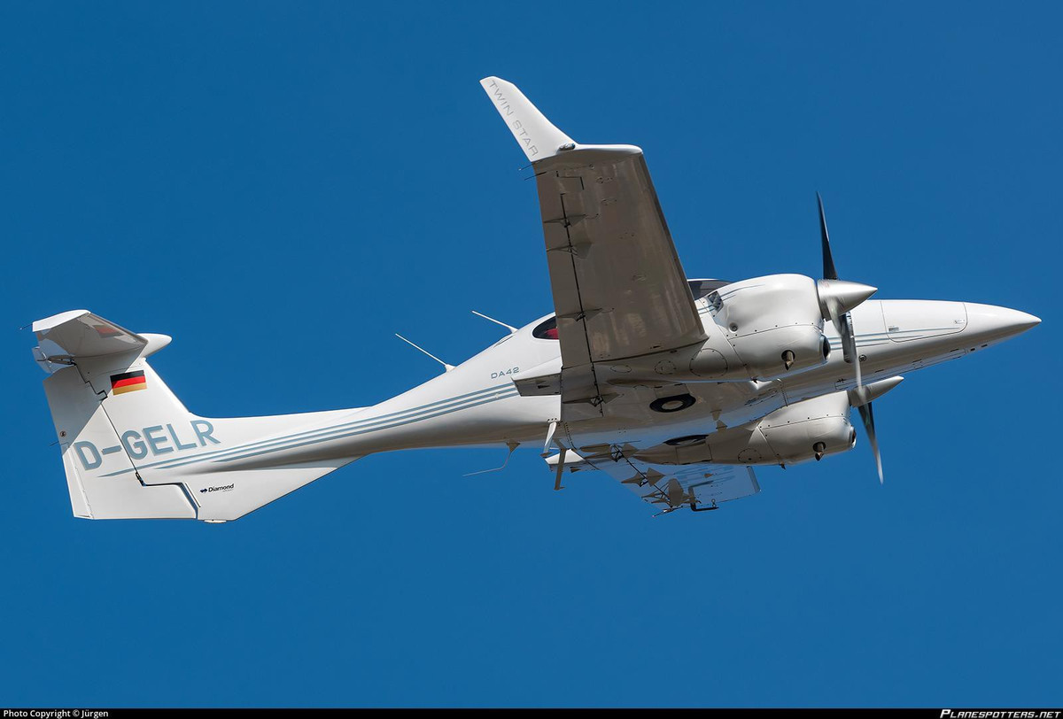 Nhờ đặc tính tiết kiệm trong vận hành, loại máy bay này đã trở nên phổ biến với các phi công tư nhân, những câu lạc bộ hàng không và các tổ chức huấn luyện trên khắp thế giới. Chiếc DA42 chưa từng được nhìn thấy ở Syria trước đây.