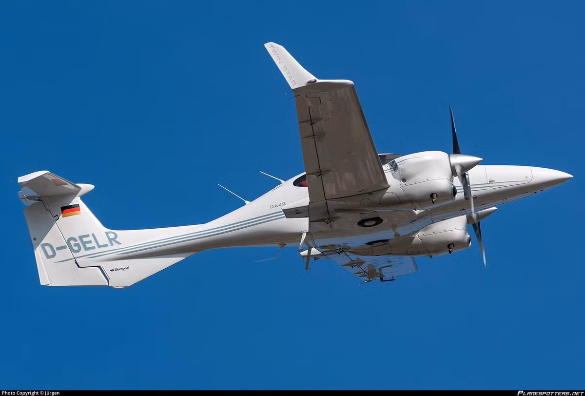 Nhờ đặc tính tiết kiệm trong vận hành, loại máy bay này đã trở nên phổ biến với các phi công tư nhân, những câu lạc bộ hàng không và các tổ chức huấn luyện trên khắp thế giới. Chiếc DA42 chưa từng được nhìn thấy ở Syria trước đây.