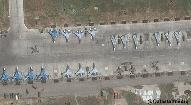 Bên cạnh đó còn có một cặp tiêm kích MiG-29SMT Fulcrum cùng với máy bay vận tải An-72 và Tu-154 cũng có thể nhìn thấy gần đường băng.