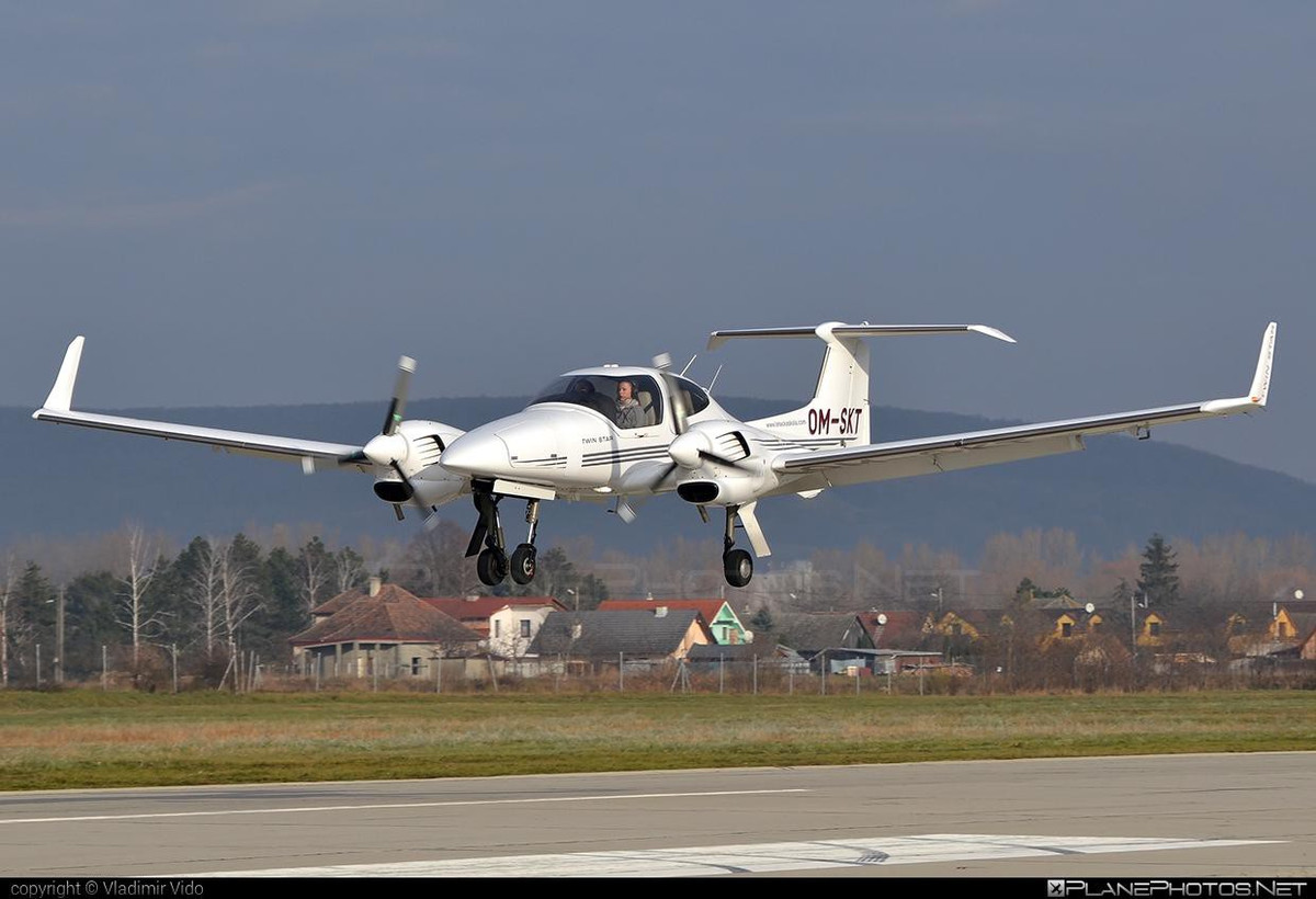 Chiếc DA42B của Nga có thể điều khiển từ cách xa 250 km, mang theo tải trọng vũ khí 600 kg, tuần tra liên tục trên không được 12 tiếng, tuy rằng còn xa mới đạt tới các thông số của Predator hay Reaper nhưng đây vẫn là bước tiến lớn với người Nga.