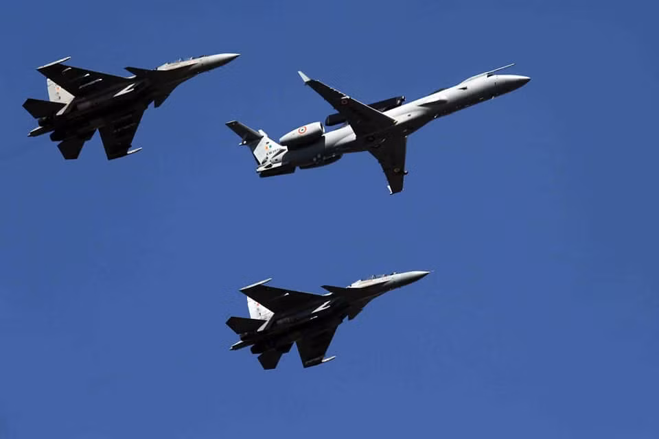 Máy bay cảnh báo sớm Embraer EMB-145 được Ấn Độ mua từ Brazil cùng với hai chiếc tiêm kích Su-30MKI xuất hiện trong cuộc duyệt binh.