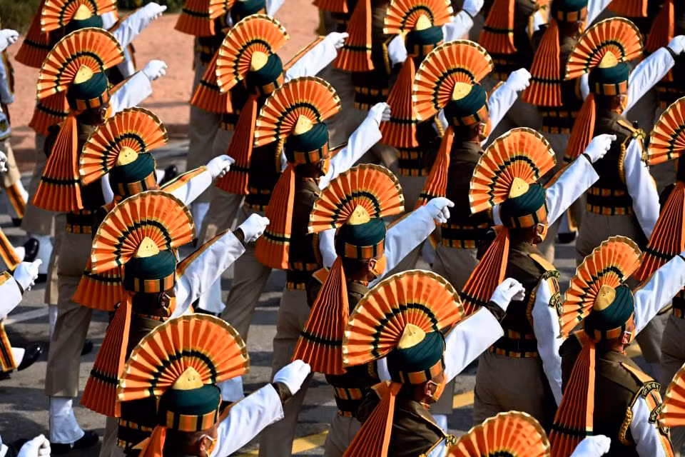 Quân phục truyền thống của quân đội Ấn Độ có màu sắc cực kỳ rực rỡ và bắt mắt, kiểu duyệt binh của lực lượng này cũng rất độc đáo so với các lực lượng khác trên thế giới.