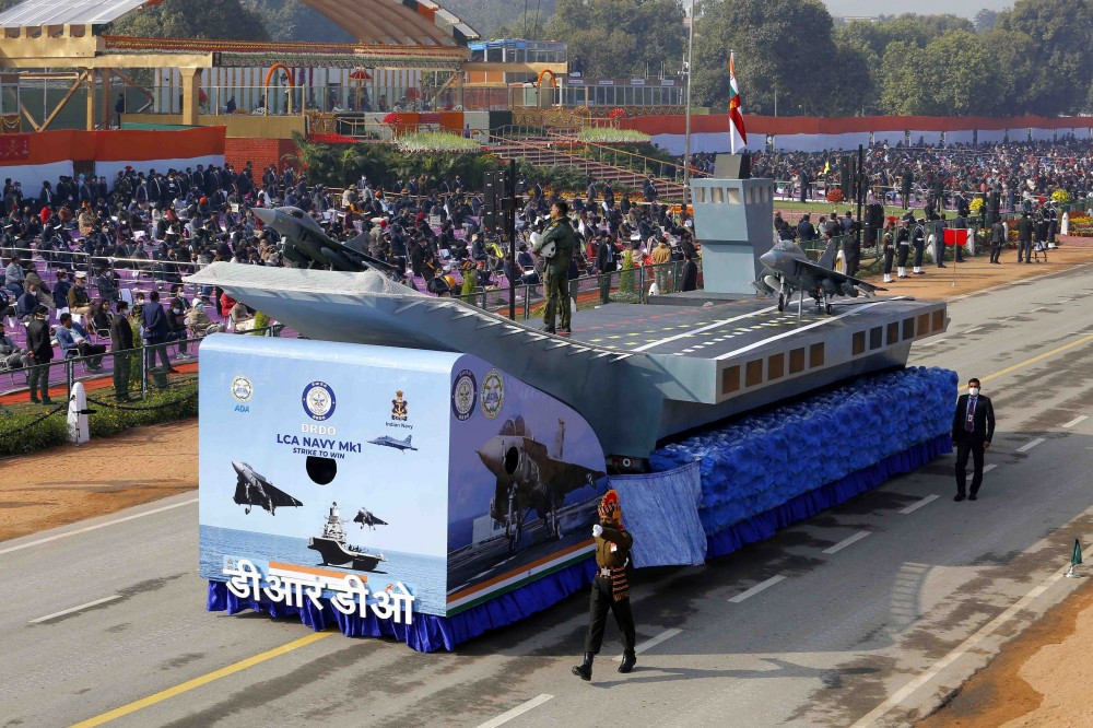 Tàu sân bay của Hải quân Ấn Độ cũng xuất hiện trong buổi duyệt binh này dưới dạng mô hình.