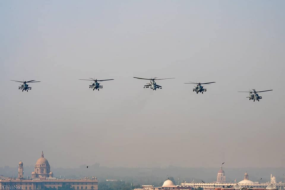 Các trực thăng tấn công của Ấn Độ cùng xuất hiện, trong biên chế của Quân đội Ấn Độ hiện tại đang sử dụng cả trực thăng tấn công do Nga sản xuất và do Mỹ sản xuất.