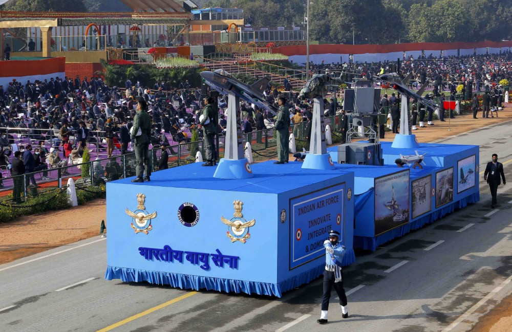 Lực lượng không quân Ấn Độ xuất hiện trong buổi lễ diễu binh với các loại máy bay chiến đấu hiện đại dưới dạng... mô hình.